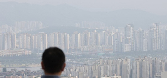 서울 남산에서 바라본 서울 용산구, 서초구 일대 아파트 모습. <연합뉴스>